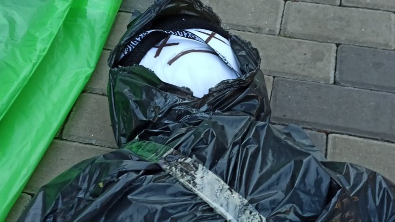 Россия сделала из Донбасса концлагерь: активисты принесли мешки с трупами под посольство РФ в Киеве - требуют открыть КПВВ 19 Россия сделала из Донбасса концлагерь: активисты принесли мешки с трупами под посольство РФ в Киеве - требуют открыть КПВВ 19