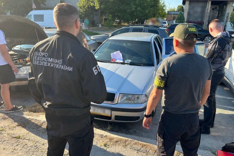 Разоблачили схему продажи авто для ВСУ под видом гуманитарной помощи