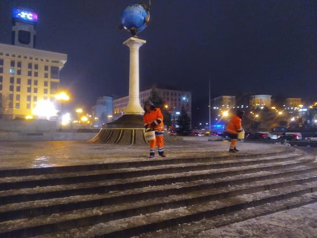 У Києві крижаний апокаліпсис: вулиці столиці перетворилися на суцільну ковзанку 03