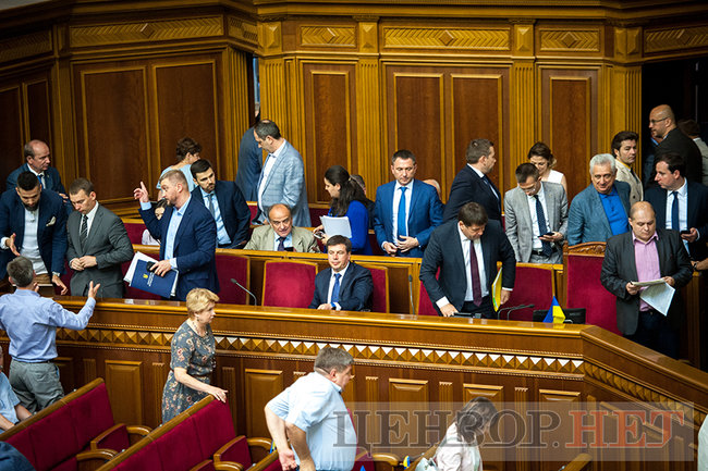 Лозовий, ставши навпочіпки, спантеличив Ляшка, емоційна суперечка Червакової і Карпунцова і порожній сесійний зал, - день роботи ВР 22 червня 15