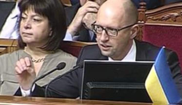 PM Yatseniuk asks MPs to "not throw the country into economic collapse"