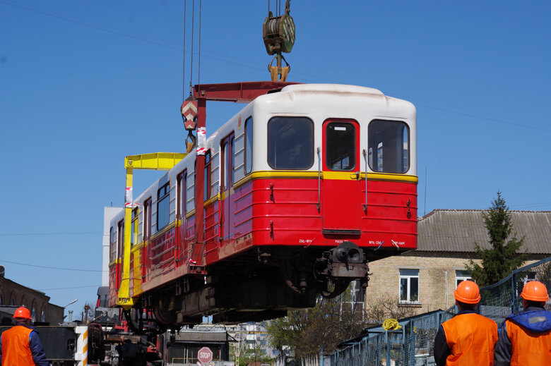 Київський метрополітен отримав ще 6 вагонів метро від Варшави 03