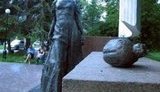 Луцкие вандалы &amp;quot;добили&amp;quot; Лесю Украинку - памятнику отбили голову. ФОТОрепортаж.