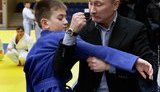 Путин "потискал" мальчика, показав ему несколько приемов. ФОТО