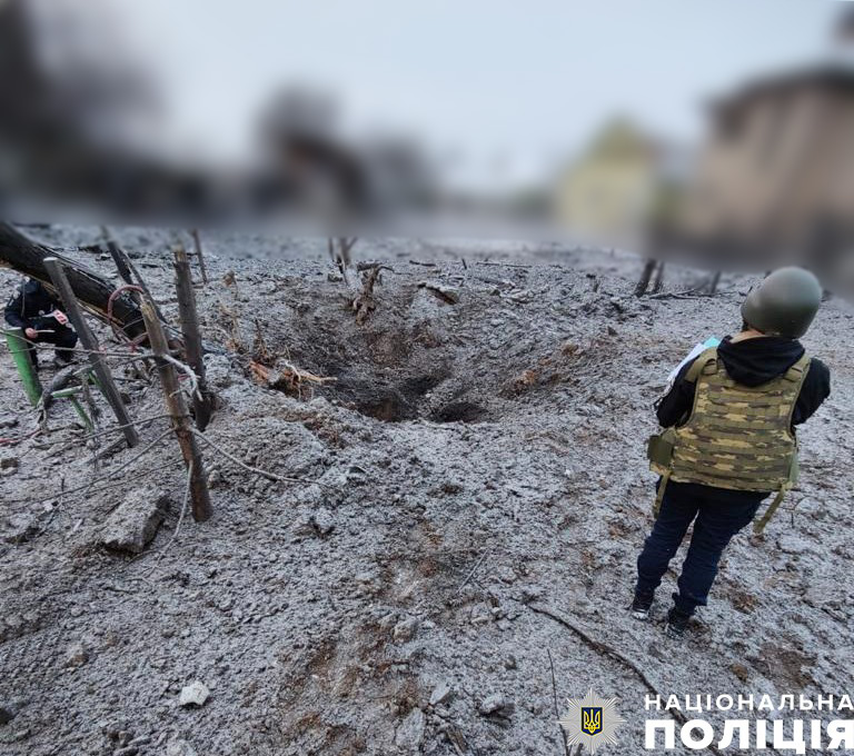 Наслідки ракетної атаки РФ на Чернігів: уламками пошкоджено будинки, від вибуху загинув собака 02