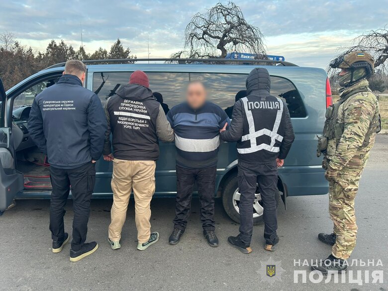 Чоловік допомагав ухилянтам виїхати за кордон