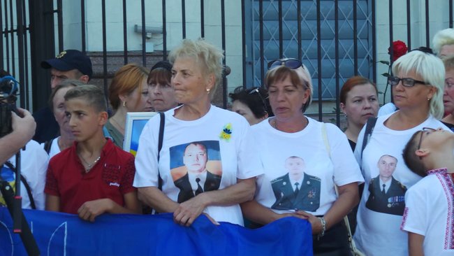 Ilovaisk tragedy anniversary: relatives of fallen servicemen picketing Russian embassy in Kyiv 12