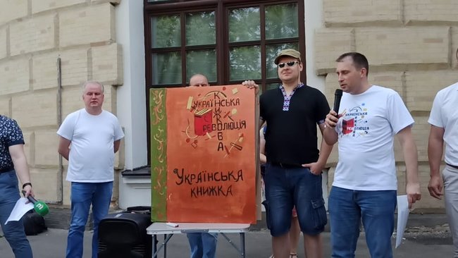 Акція Підтримай українську книгу проходить біля Мистецького Арсеналу 05