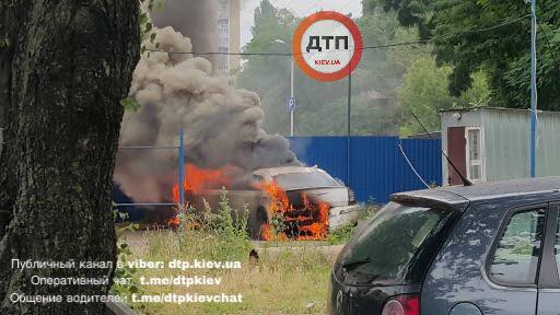 У столиці на Виноградарі вибухнув автомобіль 01