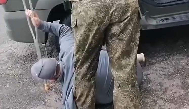 Military police forcibly take Russian man with crutch from hospital in Surgut to send him to Ukraine: "Comrade Major said signatures are there". VIDEO
