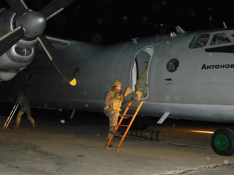 Ударна авіація під прикриттям винищувачів відпрацювала удари по наземних цілях 07