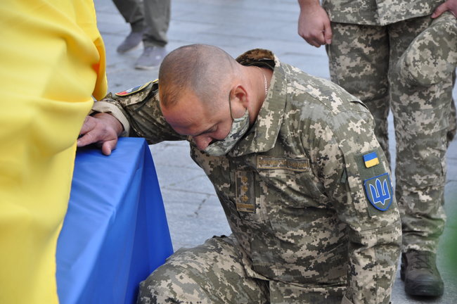 С погибшим Героем Украины Тарасом Матвиивым простились на Майдане Незалежности в Киеве 74