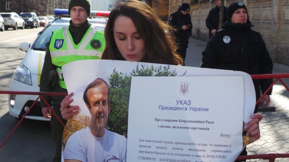 Родные заложников Кремля пришли под Администрацию президента 06