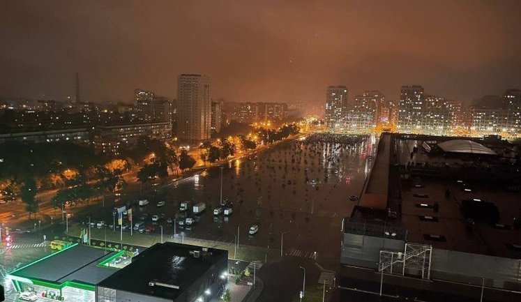 Росія вночі атакувала Київ балістикою: влучання в адмінбудівлю та Південний міст (оновлено). ФОТО