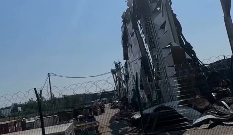 Russian woman showed destroyed Wildberries warehouse in Elektrostal: "It’s mind-boggling. Look, lorries over there have burnt out too". VIDEO