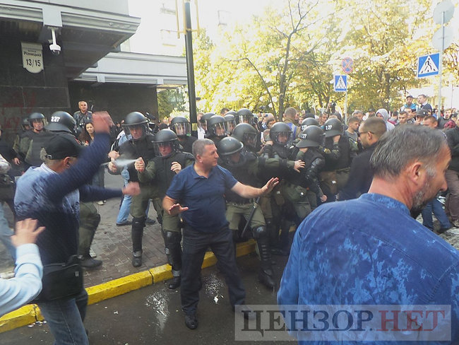 Під час мітингу під ГПУ проти екстрадиції в РФ Тумгоєва сталися сутички: мітингувальники бють вікна, їх у відповідь поливають водою зі шлангів 54
