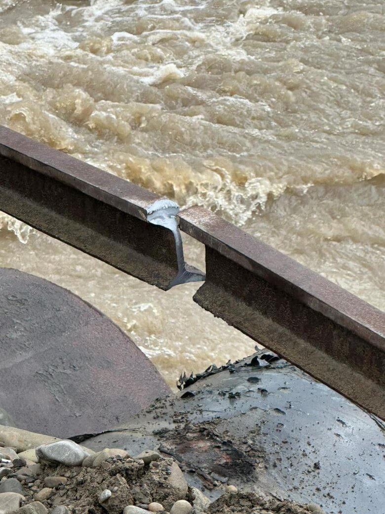 На Закарпатті зупинили рух державною трасою: вода підмила міст 03