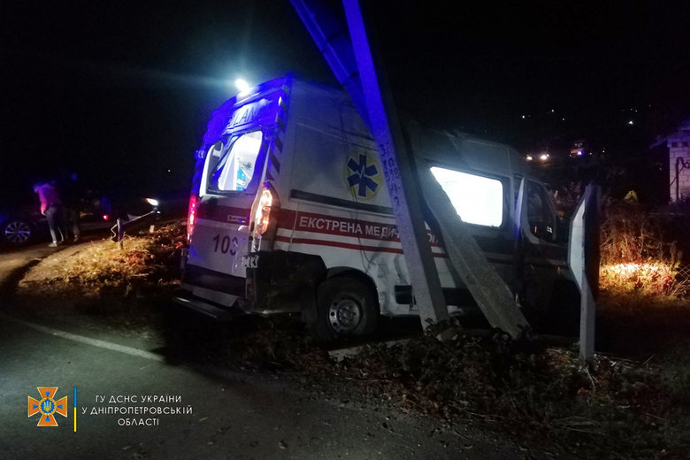 ДТП на Дніпропетровщині: Зіштовхнулися маршрутка і швидка. Постраждали 6 осіб 01 ДТП на Дніпропетровщині: Зіштовхнулися маршрутка і швидка. Постраждали 6 осіб 01