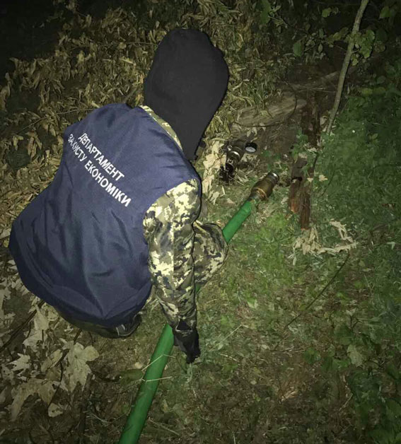 Во Львовской области полиция разоблачила участников преступной группы, занимавшихся хищением нефтепродуктов из нефтепровода 06 Во Львовской области полиция разоблачила участников преступной группы, занимавшихся хищением нефтепродуктов из нефтепровода 06