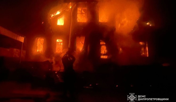 Горів купол храму та дах банку: наслідки атаки РФ на Дніпропетровщину. ФОТОрепортаж