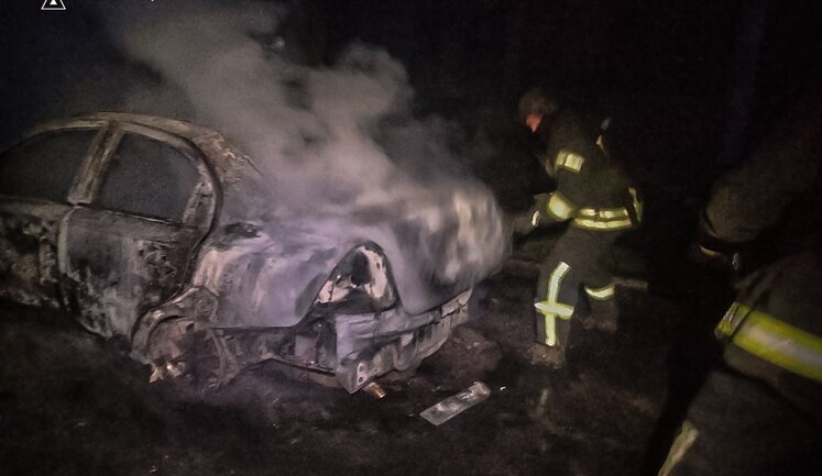 Ворожий БпЛА атакував цивільний автомобіль у Херсоні. ФОТО