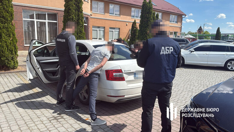 Customs officer in Zakarpattia detained for attempting to smuggle draft dodgers abroad