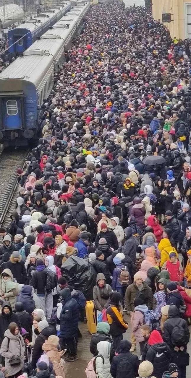 Тисячі людей чекають евакуації на вокзалі Харкова 01