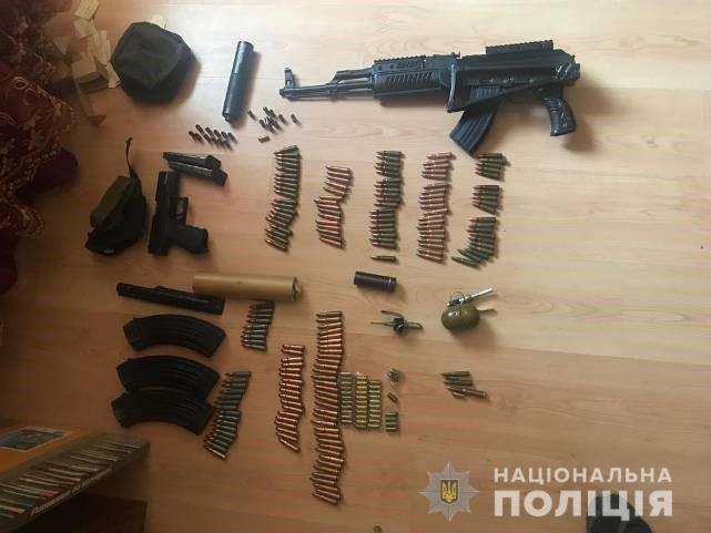 Двоє жителів Дніпропетровщини продавали зброю в соцмережі, товар висилали поштою, - Нацполіція 02