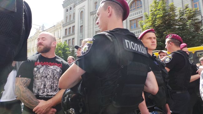 Шибениця, голова Леніна і бійки, - активісти пікетують КС з вимогою не скасовувати закон про люстрацію 23