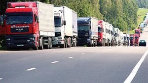 На украино-российской границе по-прежнему простаивают сотни фур. ФОТО