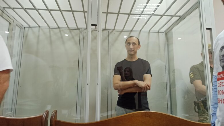 Невловимий свідок, невідомі повноваження і нерухомі літаки на аеродромі Канатове: як відбувається розгляд справи ексрозвідника Романа Червінського 04