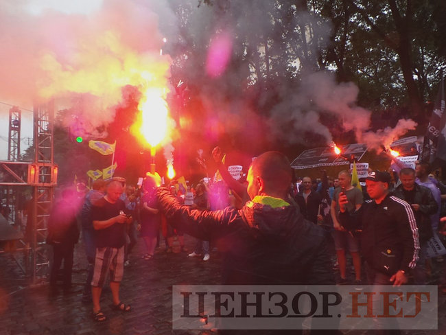 Правительственный квартал Киева заблокирован из-за акции протеста владельцев евроблях: Требуем доступного растаможивания 08