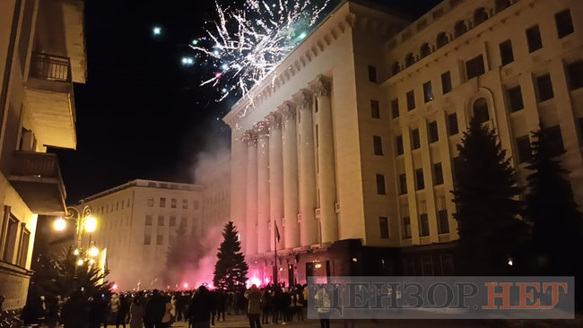 Фаєри, феєрверки і розбите скло, - під Офісом Президента відбулася акція на підтримку Стерненка 19 Фаєри, феєрверки і розбите скло, - під Офісом Президента відбулася акція на підтримку Стерненка 19
