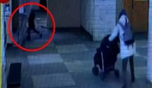 У київській поліклініці 4-річного хлопчика придавило дверима, залишеними робітниками після демонтажу. ВIДЕО камер спостереження