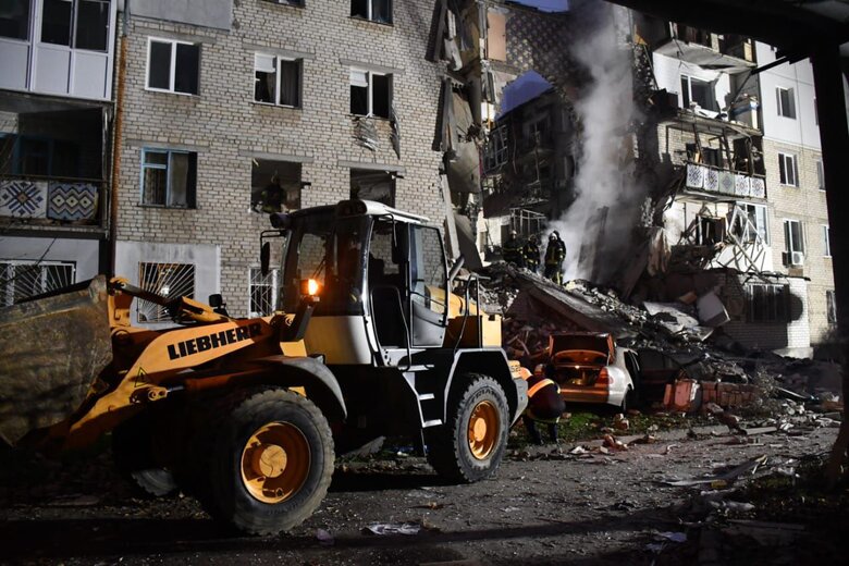 З-під завалів житлового будинку в Миколаєві рятувальники дістали тіла трьох загиблих 07 З-під завалів житлового будинку в Миколаєві рятувальники дістали тіла трьох загиблих 07