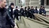 Поліція демонтувала намет мітингувальників під Нацбанком. ВIДЕО