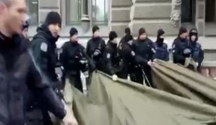 Полиция демонтировала палатку митингующих под Нацбанком. ВИДЕО