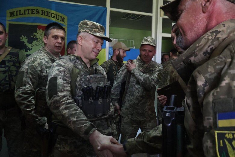 Сырский наградил пехотинцев, сдерживающих врага на передовой 05 Сырский наградил пехотинцев, сдерживающих врага на передовой 05