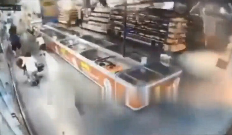 Moment of rocket attack on grocery store in Uman. VIDEO