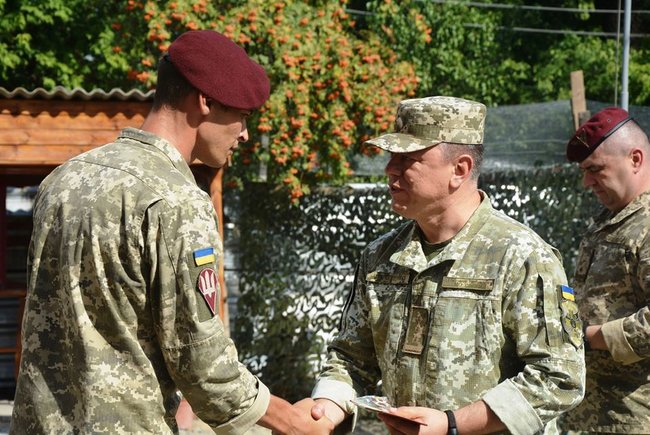 Отличиями Минобороны награждено более тысячи украинских воинов, - штаб ООС 05
