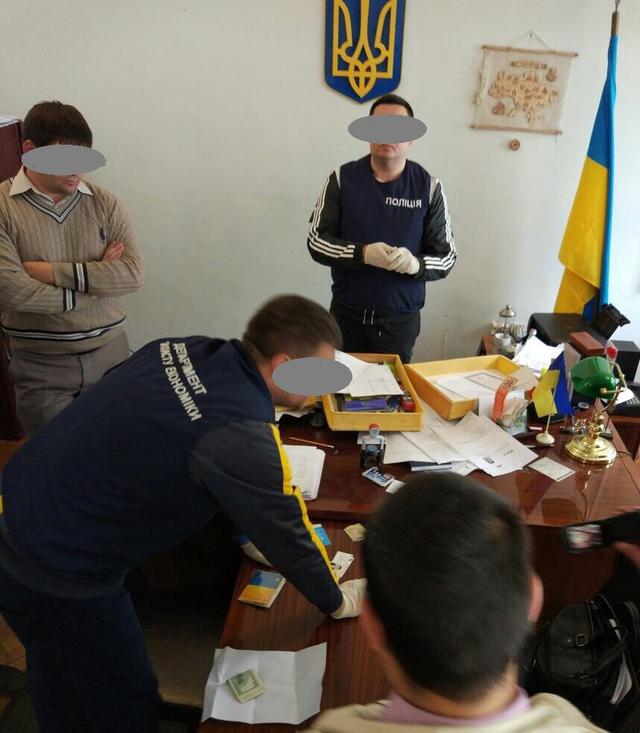 На хабарі в $ 2 тисячі спіймано голову і чиновницю РДА на Одещині (оновлено) 01
