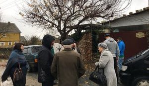 Оккупанты проводят обыск в доме крымскотатарского активиста Мустафы Мустафаева. ФОТО