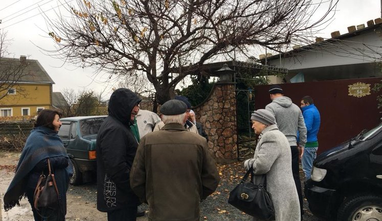 Оккупанты проводят обыск в доме крымскотатарского активиста Мустафы Мустафаева. ФОТО