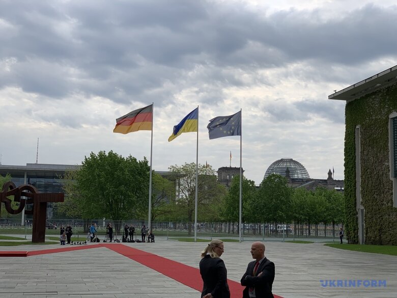 Зеленський прибув до Німеччини та зустрівся зі Штайнмаєром 05