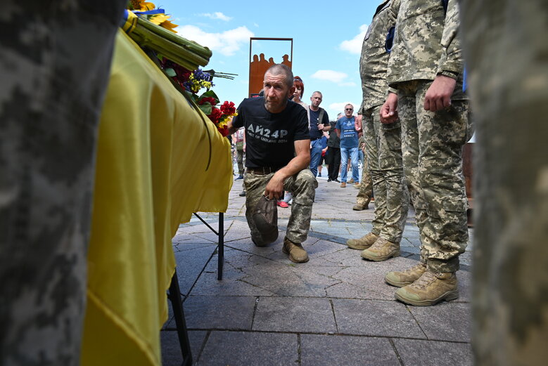 С погибшим воином Андреем Веремиенко простились в Киеве 02