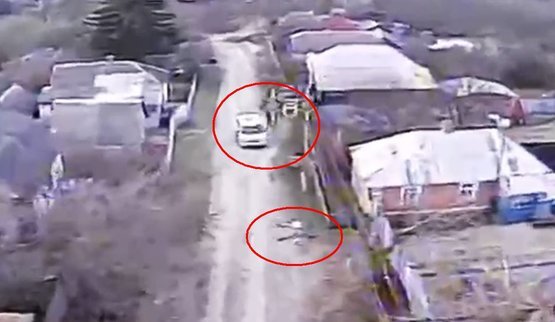 російський дрон атакує авто із цивільними