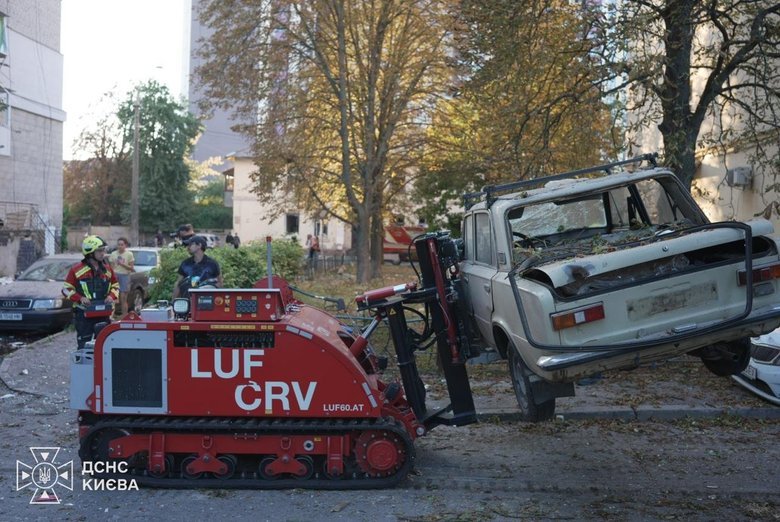 Рятувальники та поліцейські працюють на п’яти локаціях після російського удару