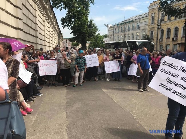 В центре Киева сотня людей скандирует: Филарет - наш патриарх 01