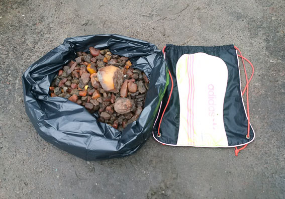 Поліція на Рівненщині вилучила з автомобіля близько 5 кг бурштину 01 Поліція на Рівненщині вилучила з автомобіля близько 5 кг бурштину 01