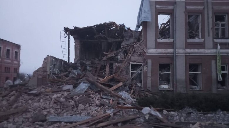Обстріли Харківщини: у Веселому зруйновано клуб, у Вовчанську пошкоджено адмінбудівлю 03